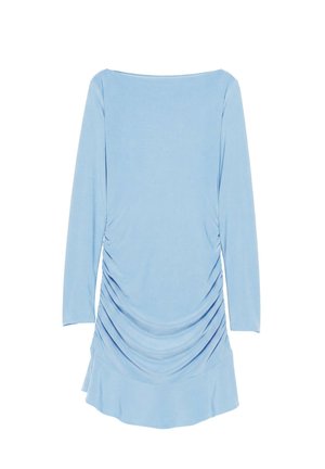 Robe bleu clair à manches longues avec un col bateau et des détails froncés sur le devant, terminée par un ourlet légèrement évasé.