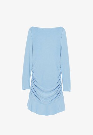 Robe bleu clair à manches longues avec un col bateau et des détails froncés sur le devant, terminée par un ourlet légèrement évasé.