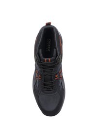 Czarne sportowe sneakersy z pomarańczowymi akcentami, wykonane z materiałów syntetycznych i siateczkowych, okrągły nosek, wyłożony kołnierz oraz system sznurowania. Posiadają wzór w kamuflaż.
