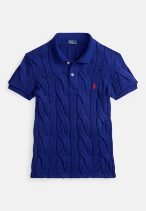 Modra polo majica z pletenim vzorcem kabel, ki ima rebrast ovratnik, trirazporejeno gumbe in majhen rdeč logotip na levi strani prsi. Mehka teksturirana tkanina.