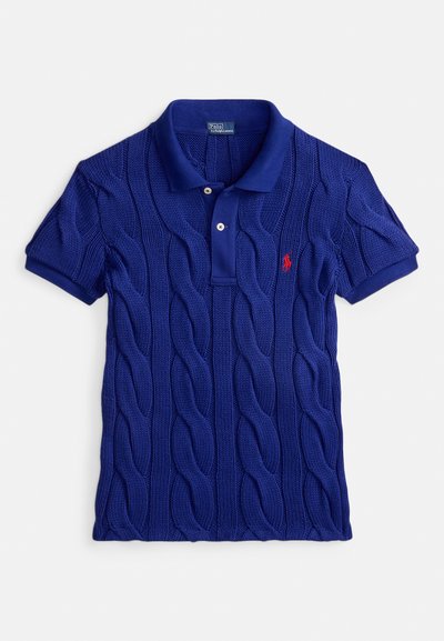 Modra polo majica z pletenim vzorcem kabel, ki ima rebrast ovratnik, trirazporejeno gumbe in majhen rdeč logotip na levi strani prsi. Mehka teksturirana tkanina.