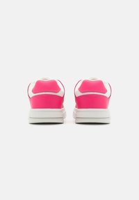 Baskets roses et blanches avec une tige synthétique lisse, un talon rembourré et une semelle texturée, arborant un design bas.