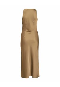Robe en satin sans manches, longue jusqu'au sol, couleur camel, avec un col montant et une taille ajustée, vue de dos sur fond blanc.