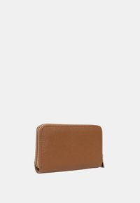 Cartera marrón con cremallera, hecha de cuero texturizado. Forma rectangular con un acabado suave y costuras detalladas a lo largo de los bordes.
