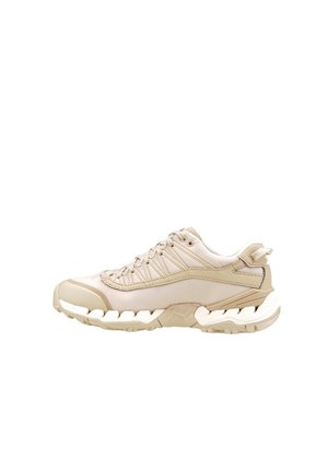 Sneaker basse beige con suola testurizzata, tomaia in mesh e pelle, design stringato e colletto imbottito, ideale per l'uso all'aperto o casual.