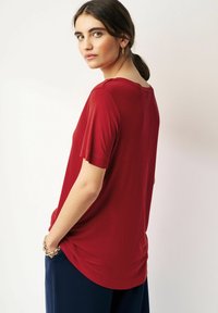 Next SLOUCH V-NECK- REGULAR FIT - Paprasti marškinėliai - red
