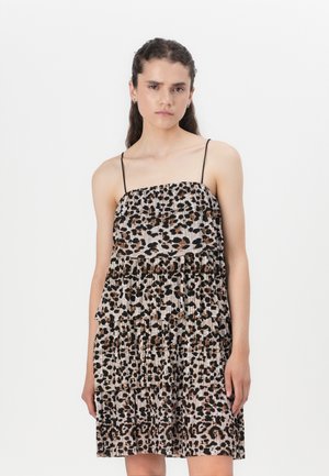 Leopardmønstret kjole med tynne stropper, plisserte detaljer og lysere beige bakgrunn. Inkluderer lagdelte nivåer med svarte og brune flekker overalt.
