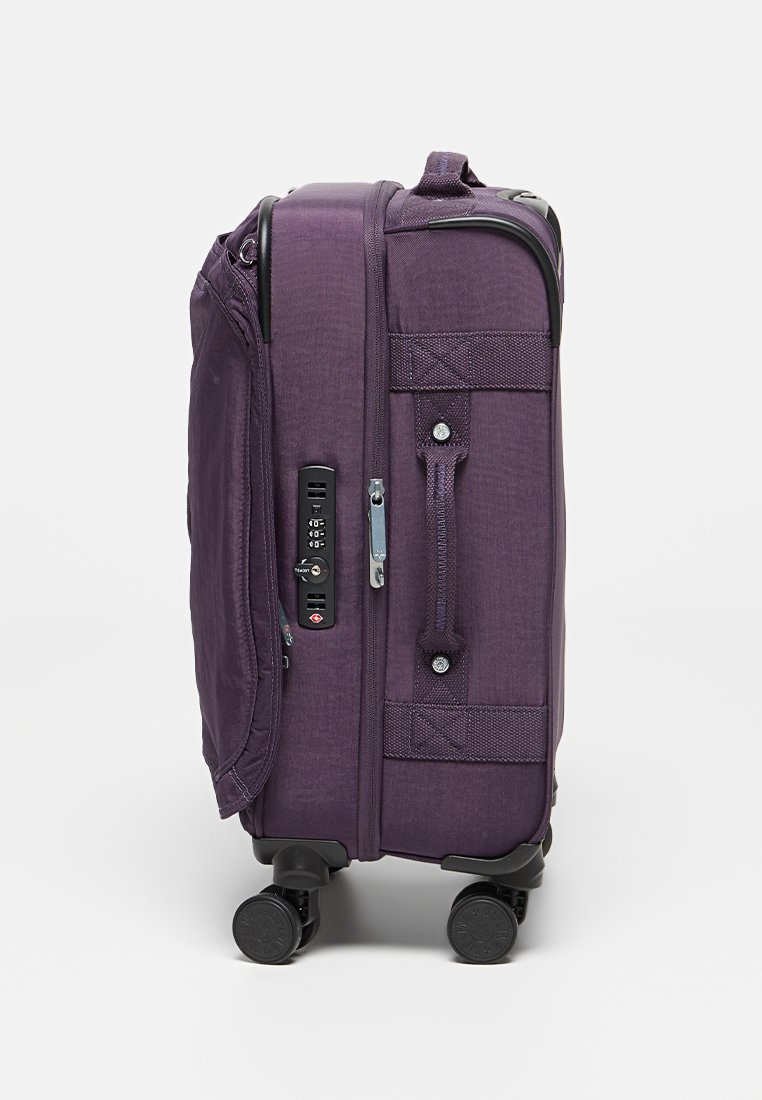 Valigia viola con ruote, materiale in tessuto, scomparti con zip, lucchetto a combinazione, maniglia laterale, quattro ruote, superficie testurizzata, design compatto.