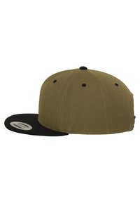 Cappellino verde oliva con visiera nera, realizzato in tessuto testurizzato; presenta sei fori di ventilazione e un bottone rotondo sulla parte superiore.