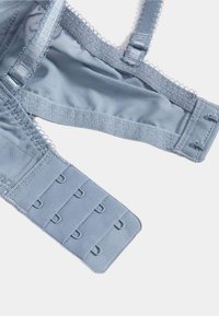 Reggiseno in rete azzurro chiaro con spalline regolabili, chiusura con gancetto a occhio con tre file, e cuciture decorative lungo i bordi.