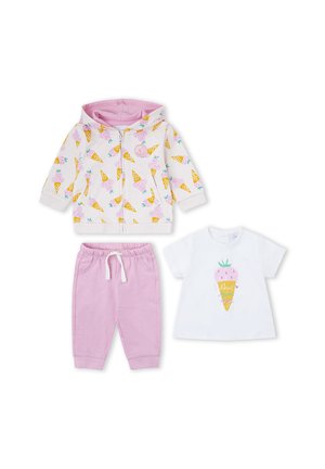 Sudadera blanca con cremallera con diseño de conos de helado rosa, pantalones rosa con cordón y camiseta blanca de manga corta con gráfico y texto de cono de helado.