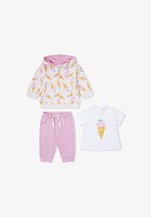 Sudadera blanca con cremallera con diseño de conos de helado rosa, pantalones rosa con cordón y camiseta blanca de manga corta con gráfico y texto de cono de helado.