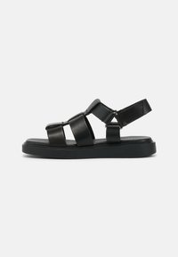 Sorte skinnsandaler med flere brede stropper, flat såle og justerbar ankelrem. Glatt tekstur og minimalistisk design.