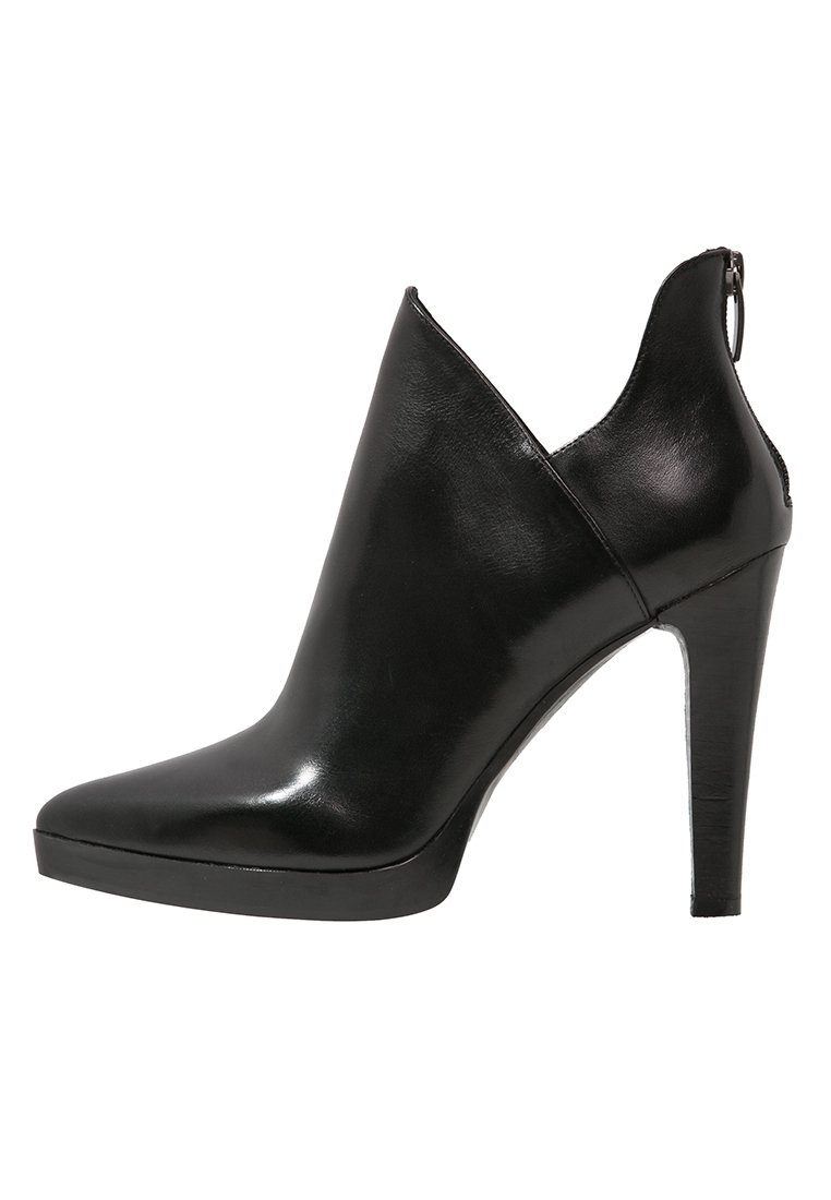 Botín de tobillo de cuero negro con tacón alto, punta afilada, corte en V en la parte superior, suela de plataforma y cierre de cremallera en la parte trasera.