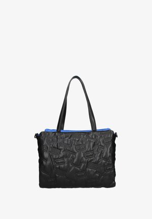 Zwarte leren tas met textuur en blauwe nylon accenten, voorzien van dubbele handvatten en een reliëf logo patroon aan de voorkant, met een ritssluiting bovenop.