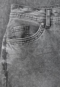 Jeans in denim grigio con tasca frontale, bottone in metallo e tessuto testurizzato con lievi variazioni di tonalità.