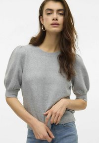 Szary sweter z dzianiny z krótkimi, bufkami rękawami i okrągłym dekoltem, charakteryzujący się miękką fakturą i dopasowanym ściągaczem u dołu.