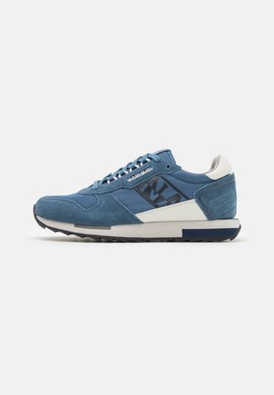 Sneaker blu in suede con parte superiore in rete, presenta branding nero, accenti bianchi e una suola grigia texturizzata, progettato per comfort e stile.