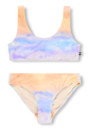 Costume da bagno due pezzi con motivo a nuvoletta nei colori pastello arancione e blu, con top scollato e slip a vita media.