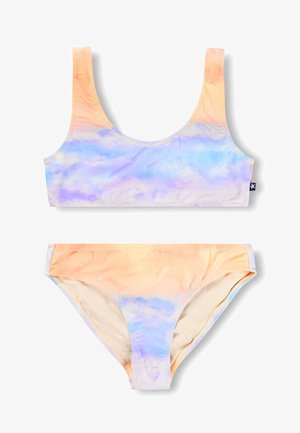 Dwuczęściowy strój kąpielowy w pastelowy pomarańczowy i niebieski wzór przypominający chmury, z topem z okrągłym dekoltem i majtkami z średnim stanem.