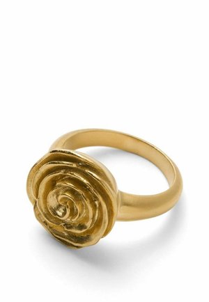 Auksinis žiedas su plačia apyranke ir iškilusiu, išsamiai išraižytu rožės formos dekoru ant viršaus.