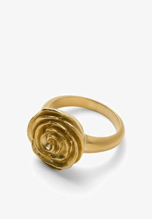 Zlatý prsteň so širokým pásikom a vystúpeným detailným dizajnom v tvare ruže na vrchu.