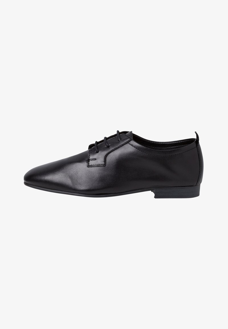Chaussure de ville pour homme en cuir noir poli avec un bout pointu, fermeture à lacets et petit talon empilé, présentée en vue de côté.