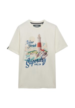 Kremowa koszulka z krótkim rękawem z ilustracją latarni morskiej, skalistego wybrzeża oraz napisem "New York Superdry Since 54" w odcieniach niebieskiego i czerwonego.