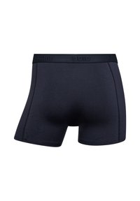 Mørkeblå boxer shorts lavet af blødt stof, med et mærket elastisk taljebånd og en tætsiddende pasform med flade sømme.