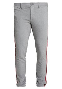 Szare spodnie z bawełnianej mieszanki o wąskim kroju, z czerwonym paskiem po boku oraz zapięciem na guzik w pasie.