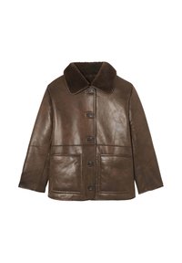 Veste en cuir marron avec un col en fourrure marron douce, présentant un design droit et deux poches avant, fermées par un bouton.