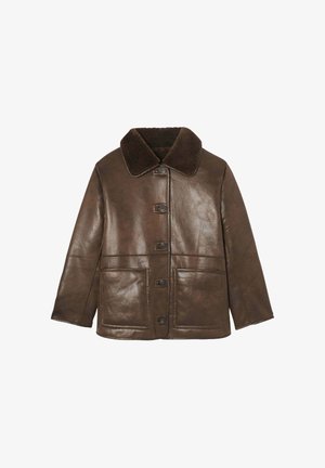 Veste en cuir marron avec un col en fourrure marron douce, présentant un design droit et deux poches avant, fermées par un bouton.