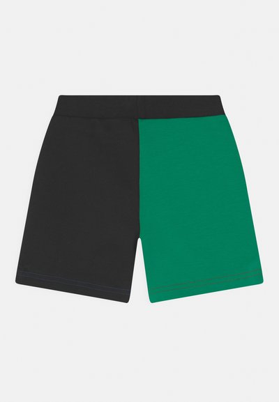 Calções curtos preto e verde feitos de algodão macio. Apresentam um cós elástico e costuras contrastantes. Corte curto e relaxado.