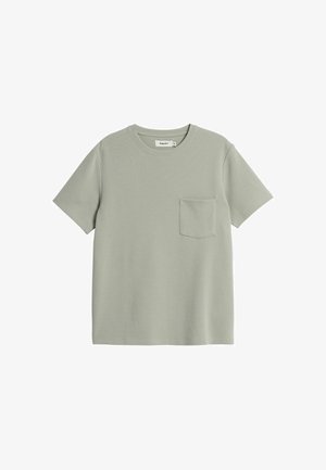 Lichtgrijze T-shirt met korte mouwen en ronde hals met een klein borstzakje aan de linkerkant, weergegeven op een witte achtergrond.