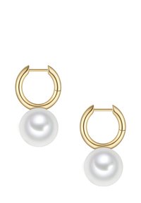 Orecchini a cerchio in oro con pendente in perla bianca lucida. Gli orecchini presentano un design liscio e arrotondato e un meccanismo di chiusura sicuro.