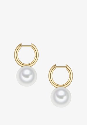 Aretes de aro de oro con un colgante de perla blanca brillante. Los aretes presentan un diseño suave y redondeado, además de un mecanismo de cierre seguro.