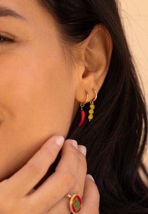 My Jewellery, CIAO EARRINGS WITH RED PEPPER AND OLIVES - Orecchini - gold-coloured