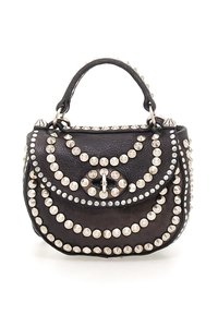 Borsa a tracolla in pelle nera con borchie argentate, forme circolari e ovali, manico superiore e chiusura a patta. Superficie testurizzata con dettagli hardware in evidenza.