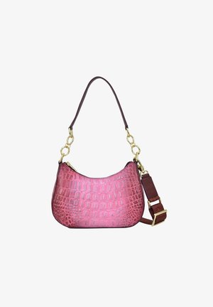 Klein handtas met krokodillenpatroon in het roze, met gouden kettinglinks, een donkerbruine schouderriem en een afneembare verstelbare riem met een gouden gesp.