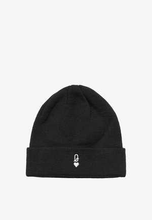 Črna pletena kapa z zavihanjem. Ima majhen bel logo s pritrjeno iglo in emblemom srca na sprednji strani. Mehka tekstura, raztegljiv kroj.