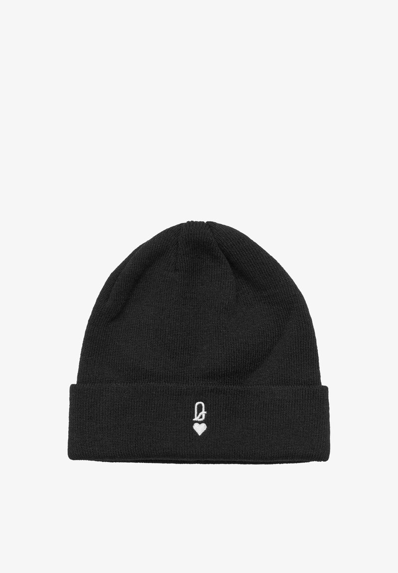 Gorro de punto negro con puño doblado. Presenta un pequeño logotipo blanco con un emblema de alfiler y corazón en la parte frontal. Textura suave, ajuste elástico.