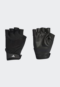 Svarta fingerlösa handskar gjorda av texturerat material, med ett justerbart bälte och en framträdande logotypaccents på handleden.