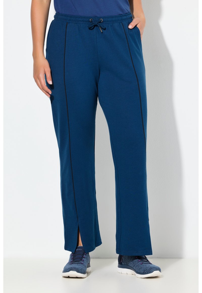 Blaue Sporthose aus weichem Stoff mit lockerem Schnitt, seitlichen Schlitzen am Saum und kontrastierenden schwarzen Paspel-Details.