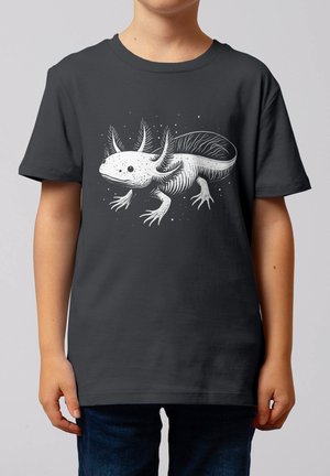 Kind trägt ein dunkles T-Shirt mit einer weißen, detaillierten Axolotl-Illustration in der Mitte auf der Vorderseite.