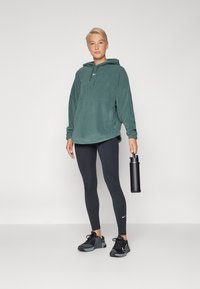 Nike Performance ONE HOODIE POLAR - Felpa con cappuccio - vintage green/white