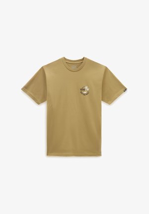 Maglietta a maniche corte color tana in cotone. Presenta una piccola grafica di una palma e il testo "VANS" sul lato sinistro del petto. Collo a giro, vestibilità rilassata.
