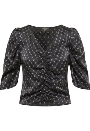 Zwarte satijnen blouse met een V-hals, geplooide voorkant en korte puffmouwen. Het heeft een herhalend zilverpatroon overal.