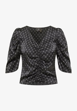 Zwarte satijnen blouse met een V-hals, geplooide voorkant en korte puffmouwen. Het heeft een herhalend zilverpatroon overal.
