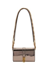 Metallic pink skuldertaske med rektangulær form, guld kæde rem og en guld lås med et logo-detalje på forsiden. Glat tekstur.