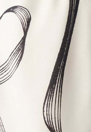 Juodos abstrakčios kreivų linijų tekstūros raštai ant balto kreminio audinio fono, siūlantys modernų, minimalistinį tekstilės dizainą.